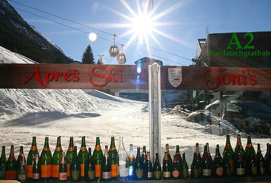 Tonis Apres Ski Location